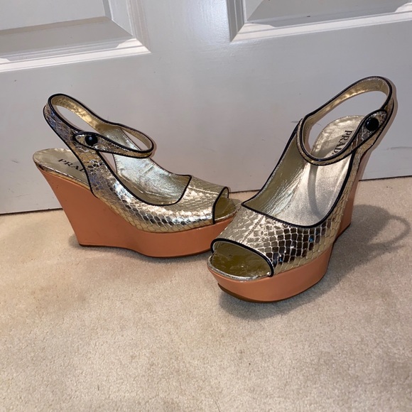 Prada gold sling back peep toe wedge with black trim size 7 - Picture 10 of 13
